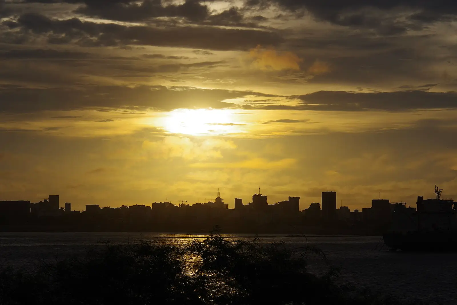 La ville de Dakar en silhouette au coucher du soleil, vue depuis la mer