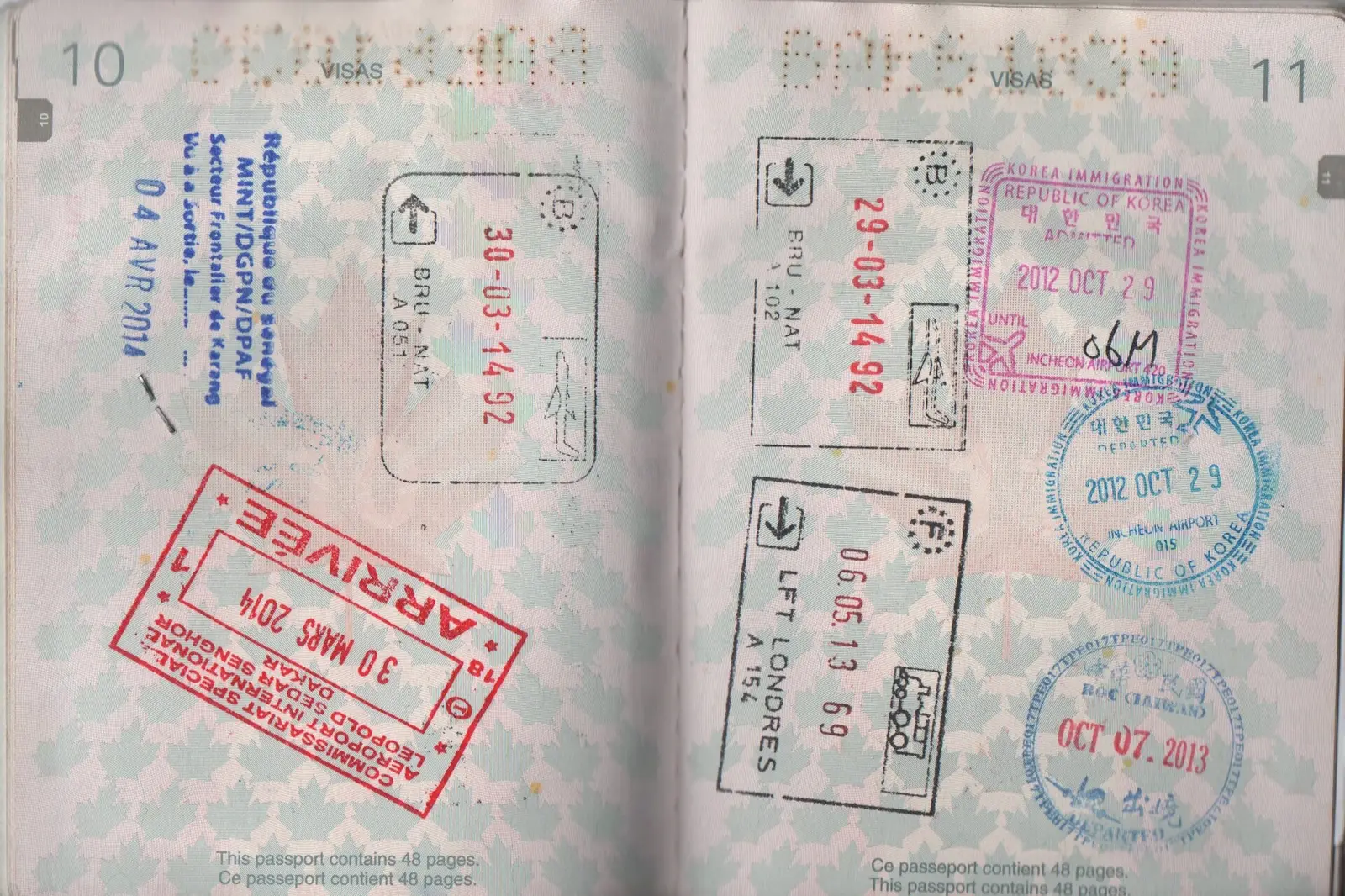 Pages d'un passeport couvertes de tampons d'entrée et de sortie, dont un tampon d'arrivée au Sénégal